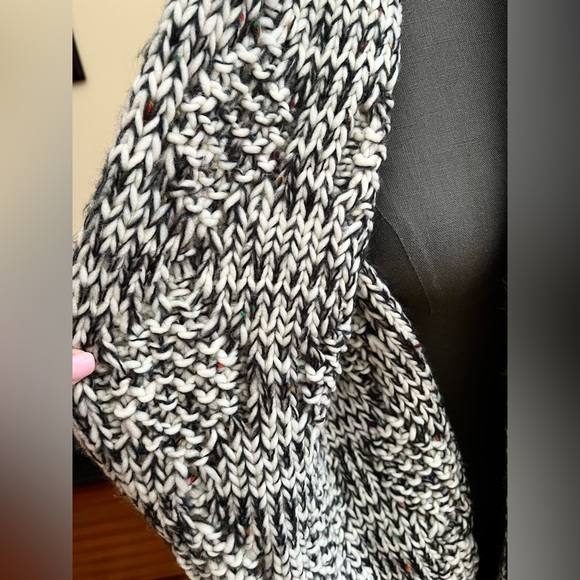 Loft chunky cream and black scarf - Picture 8 of 10